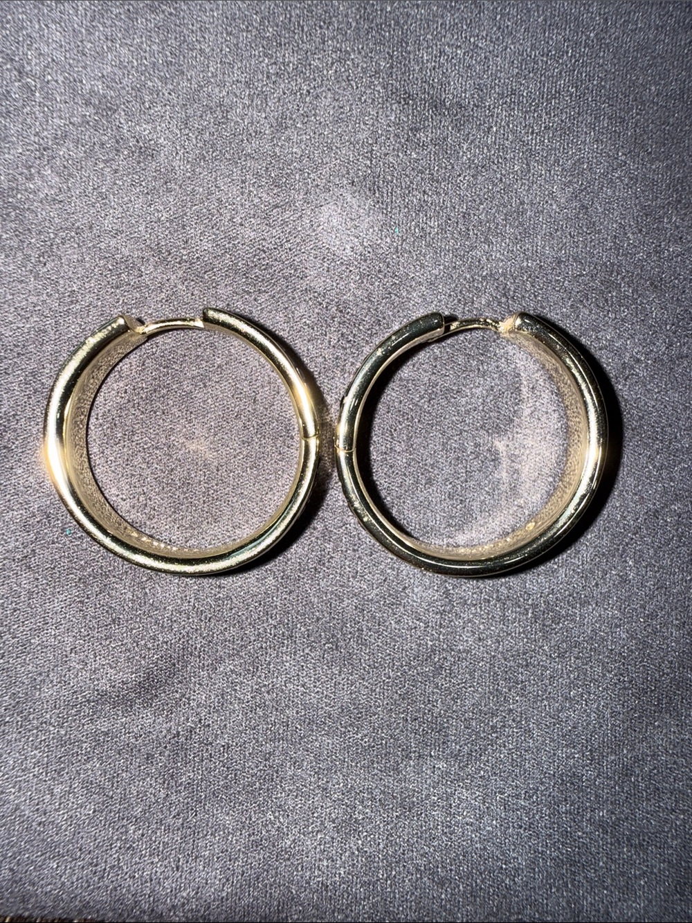 Kendra Scott Gold Tone Black Inlay Hoop Earrings - Picture 6 of 6